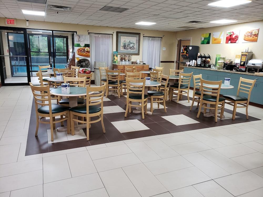 Quality Inn & Suites Sellersburg Bagian luar foto
