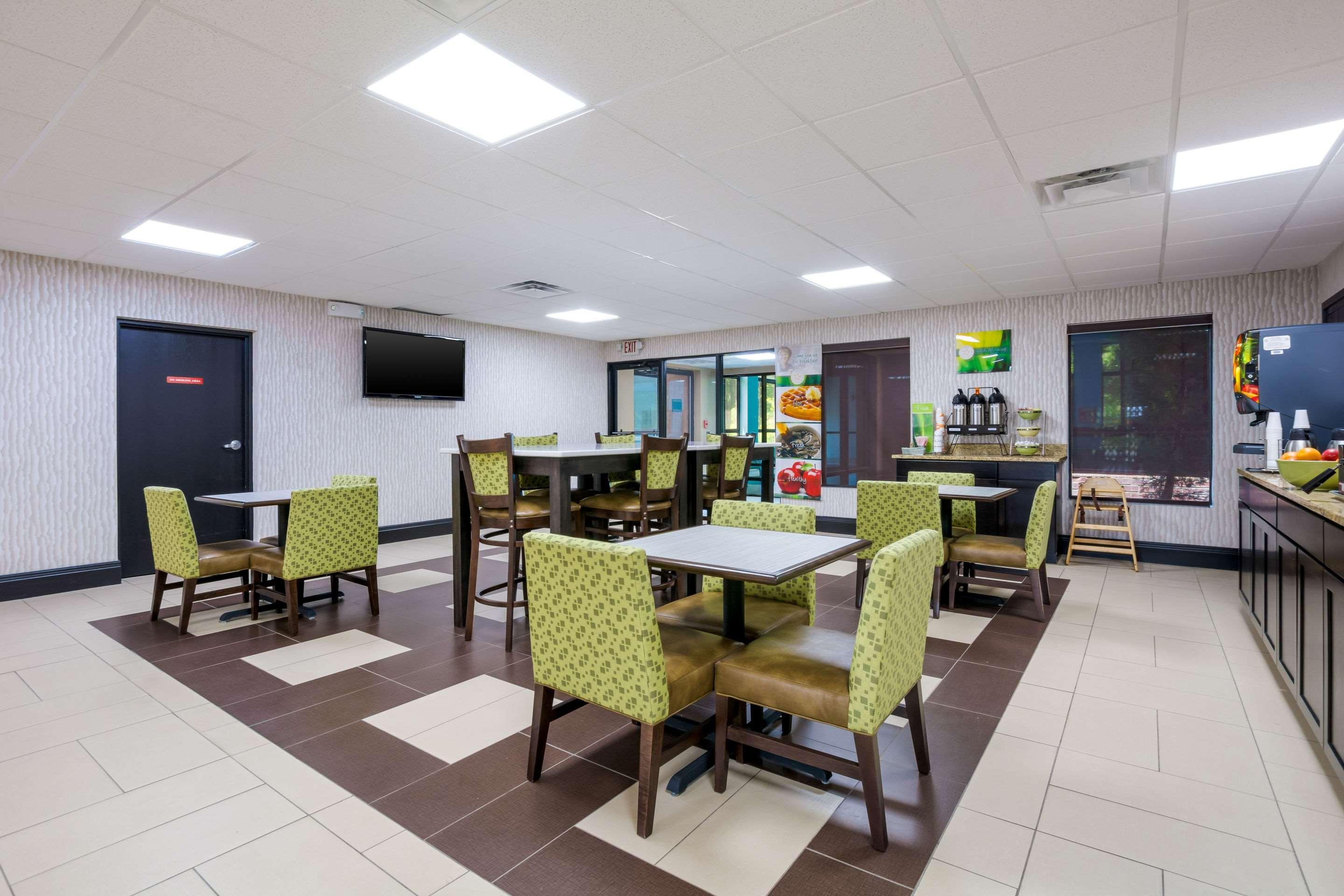 Quality Inn & Suites Sellersburg Bagian luar foto