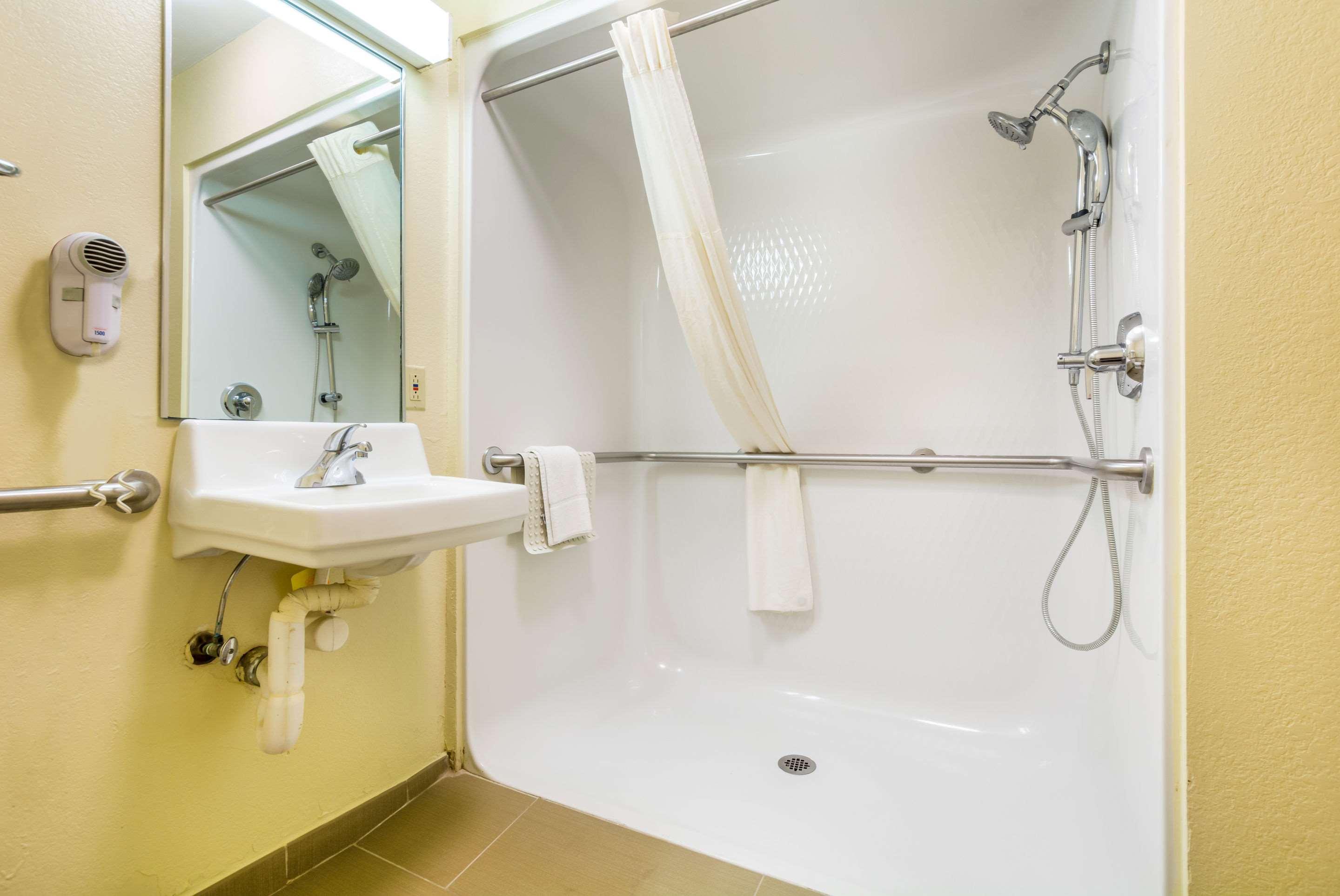Quality Inn & Suites Sellersburg Bagian luar foto