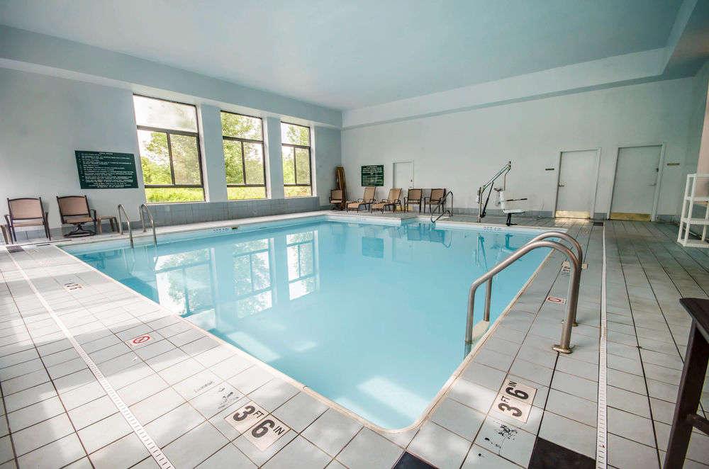 Quality Inn & Suites Sellersburg Bagian luar foto