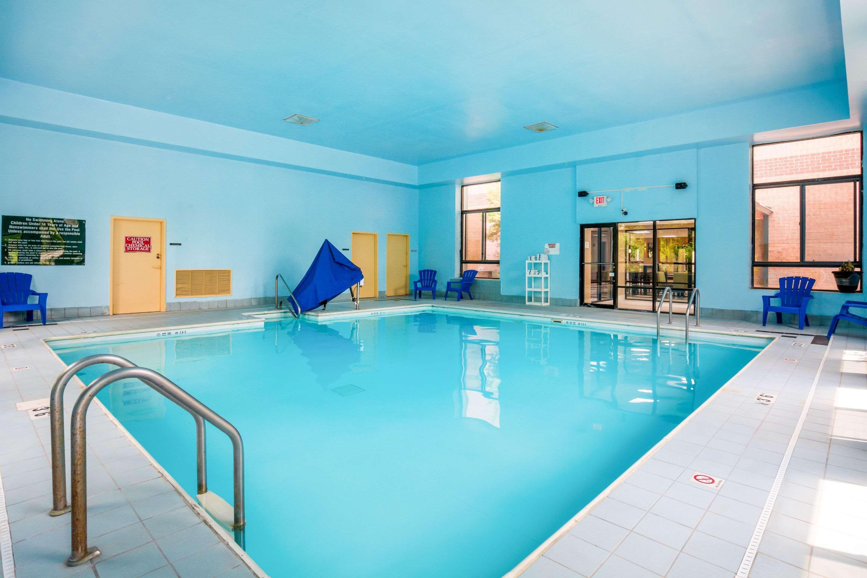 Quality Inn & Suites Sellersburg Bagian luar foto