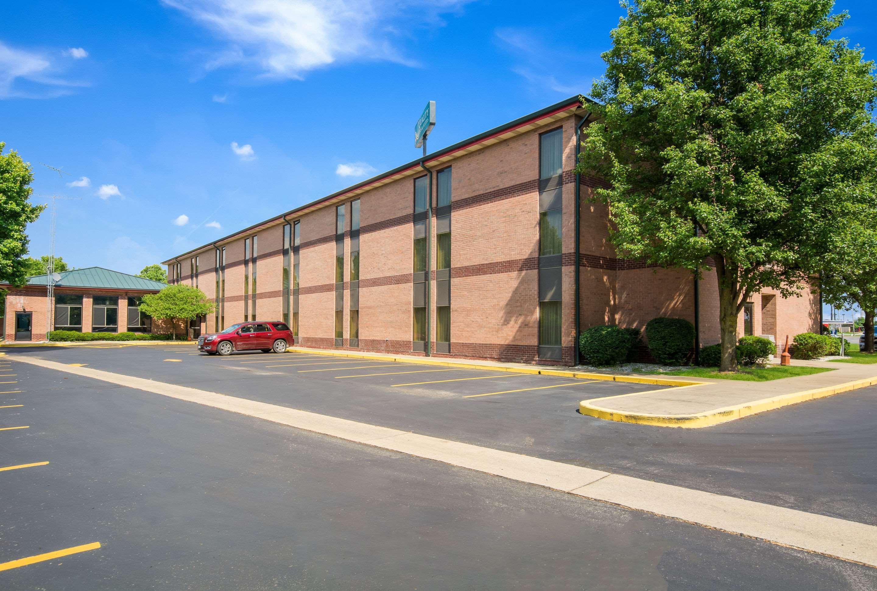 Quality Inn & Suites Sellersburg Bagian luar foto