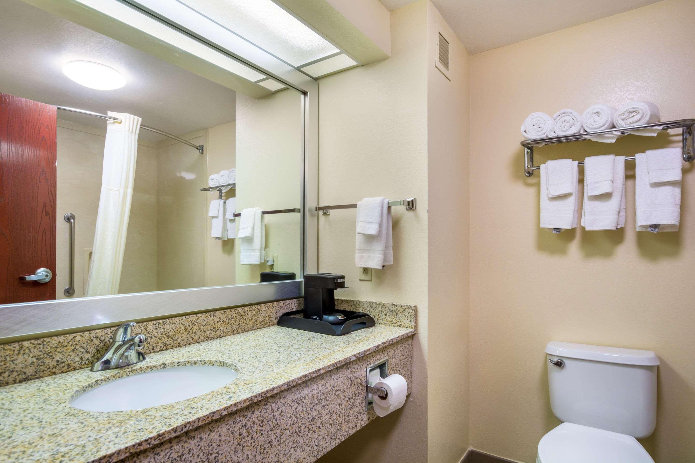 Quality Inn & Suites-Sellersburg Bagian luar foto