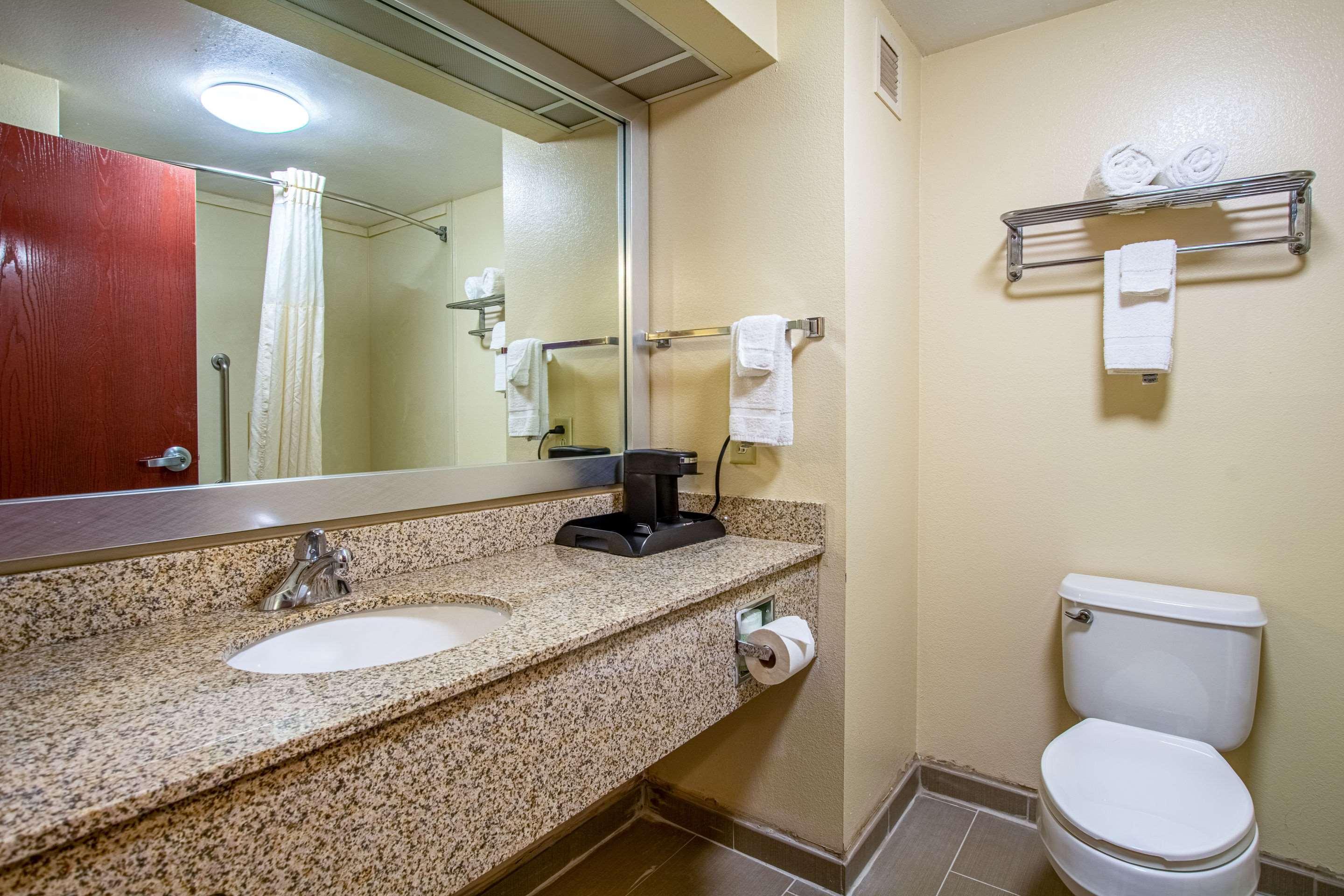 Quality Inn & Suites-Sellersburg Bagian luar foto