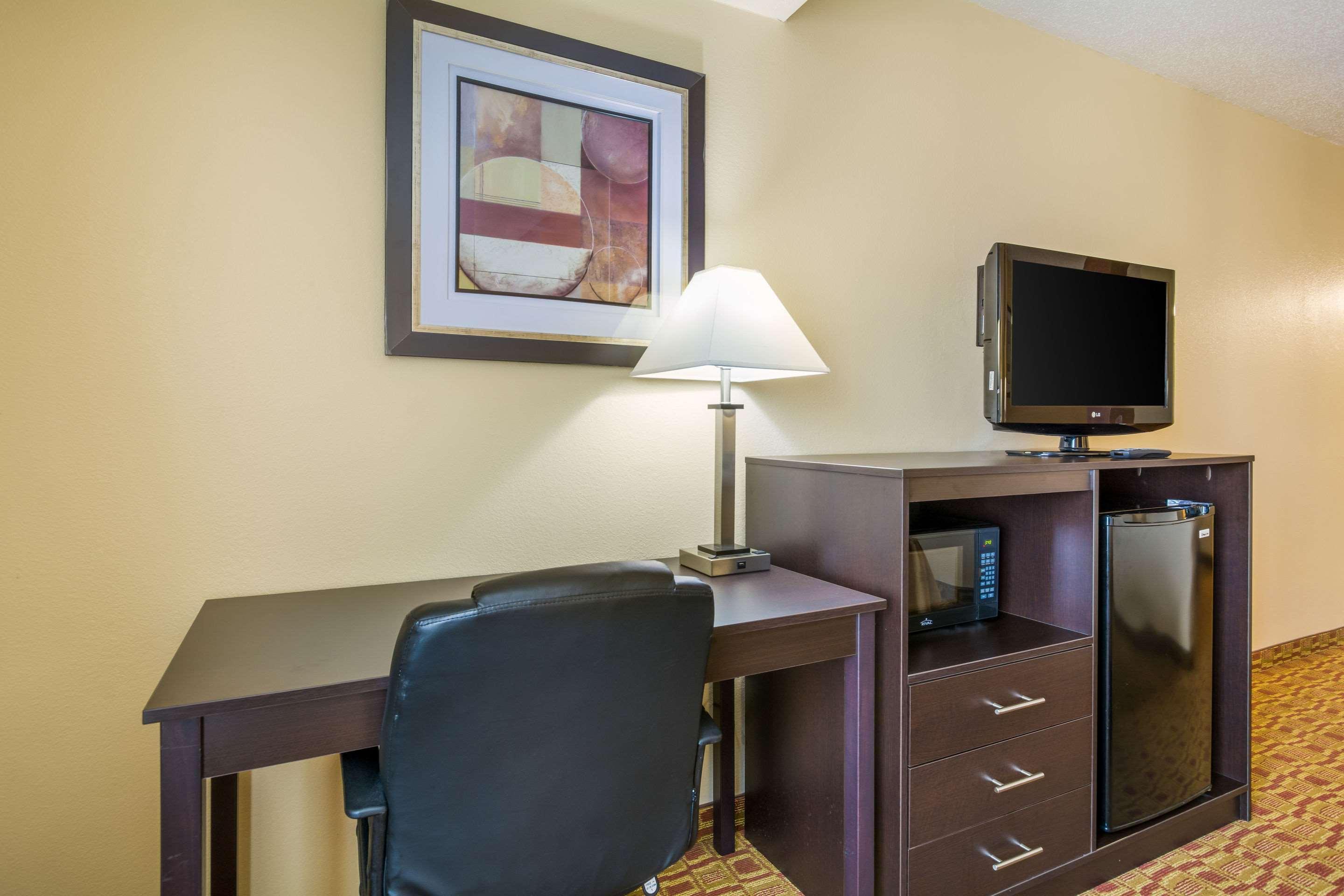 Quality Inn & Suites Sellersburg Bagian luar foto
