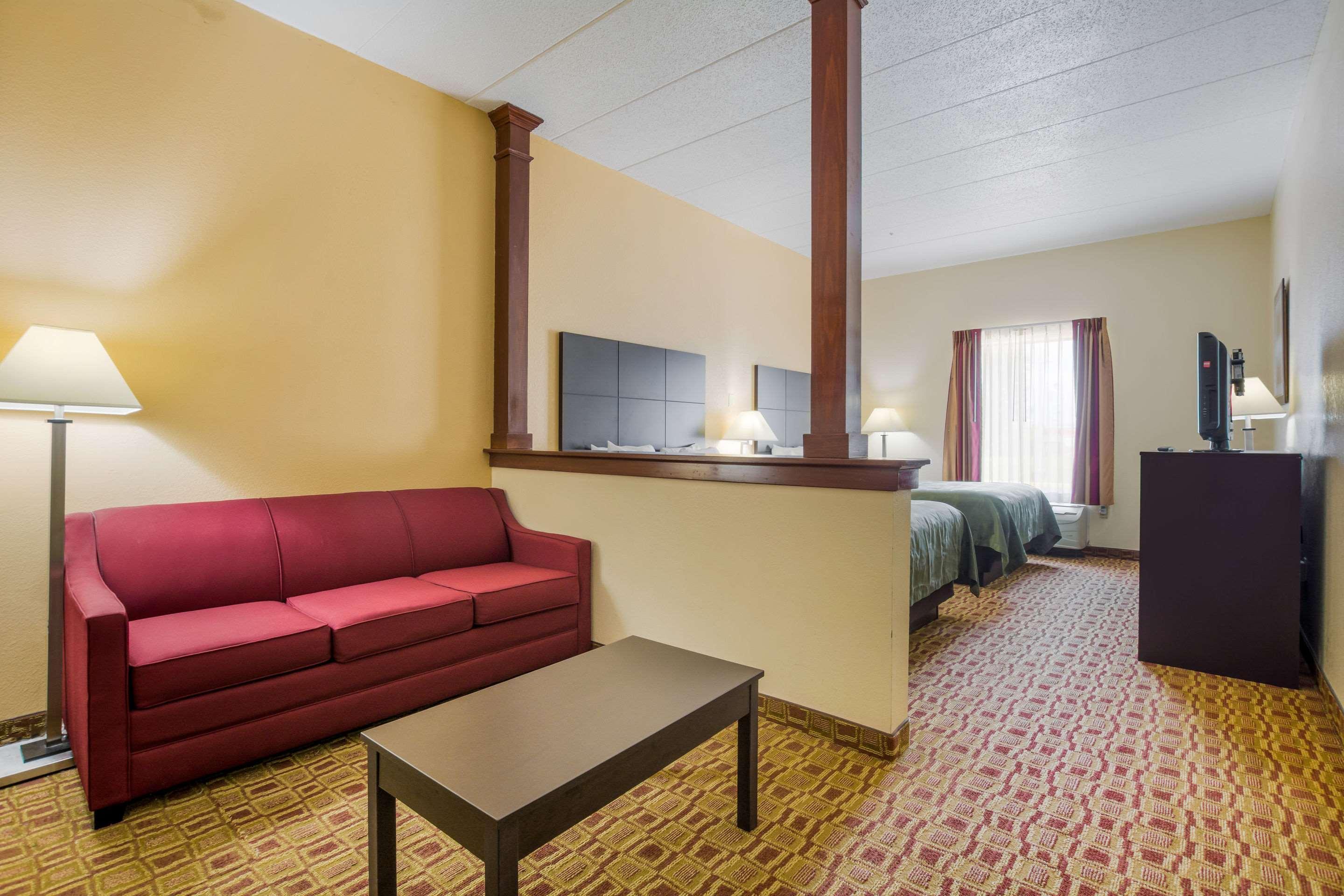 Quality Inn & Suites-Sellersburg Bagian luar foto