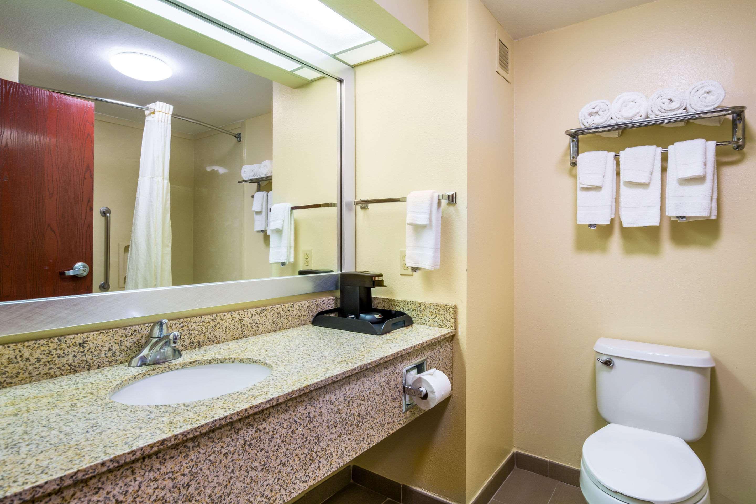 Quality Inn & Suites-Sellersburg Bagian luar foto