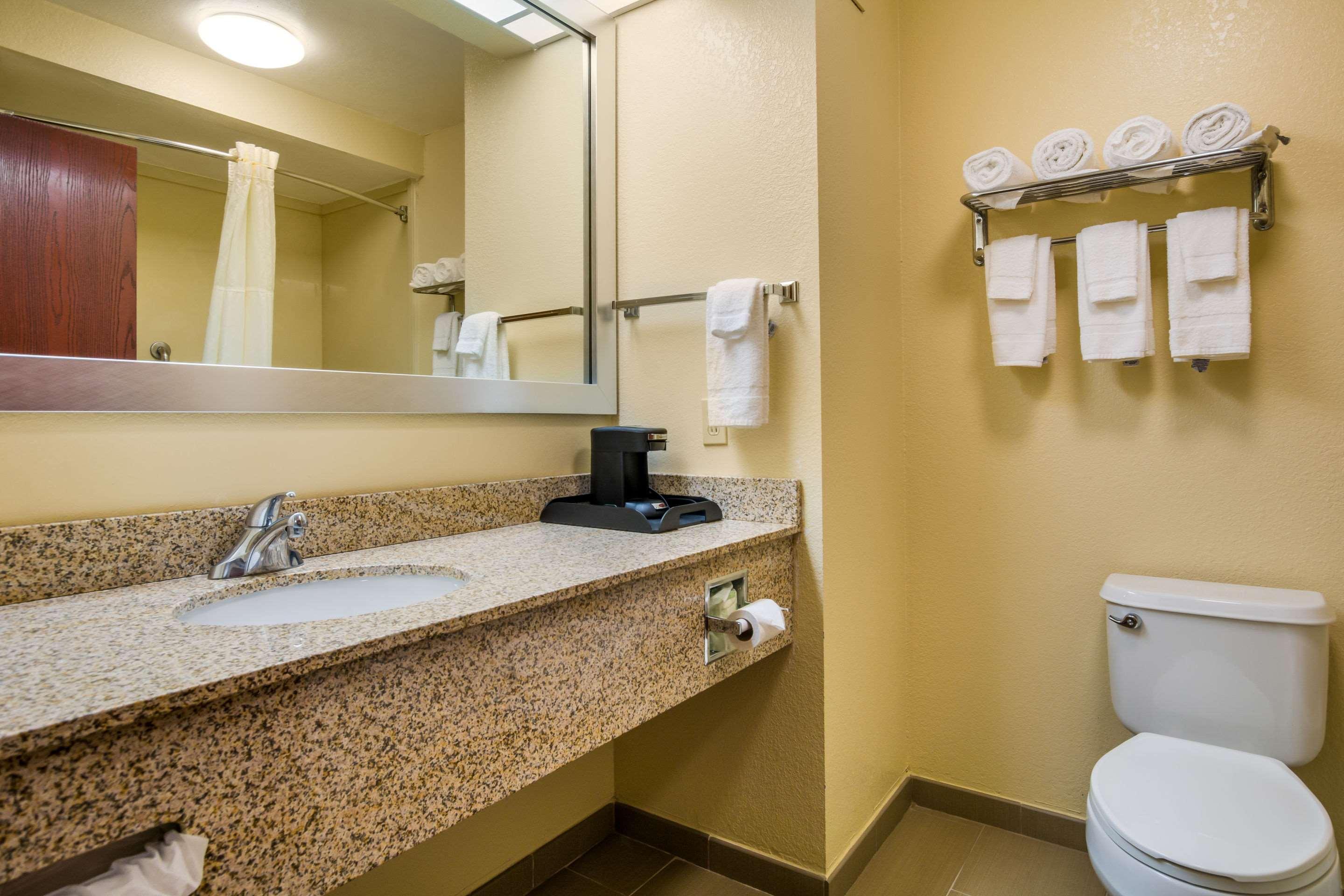 Quality Inn & Suites Sellersburg Bagian luar foto