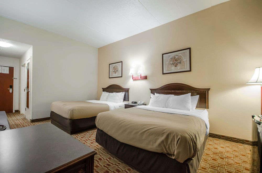 Quality Inn & Suites Sellersburg Bagian luar foto