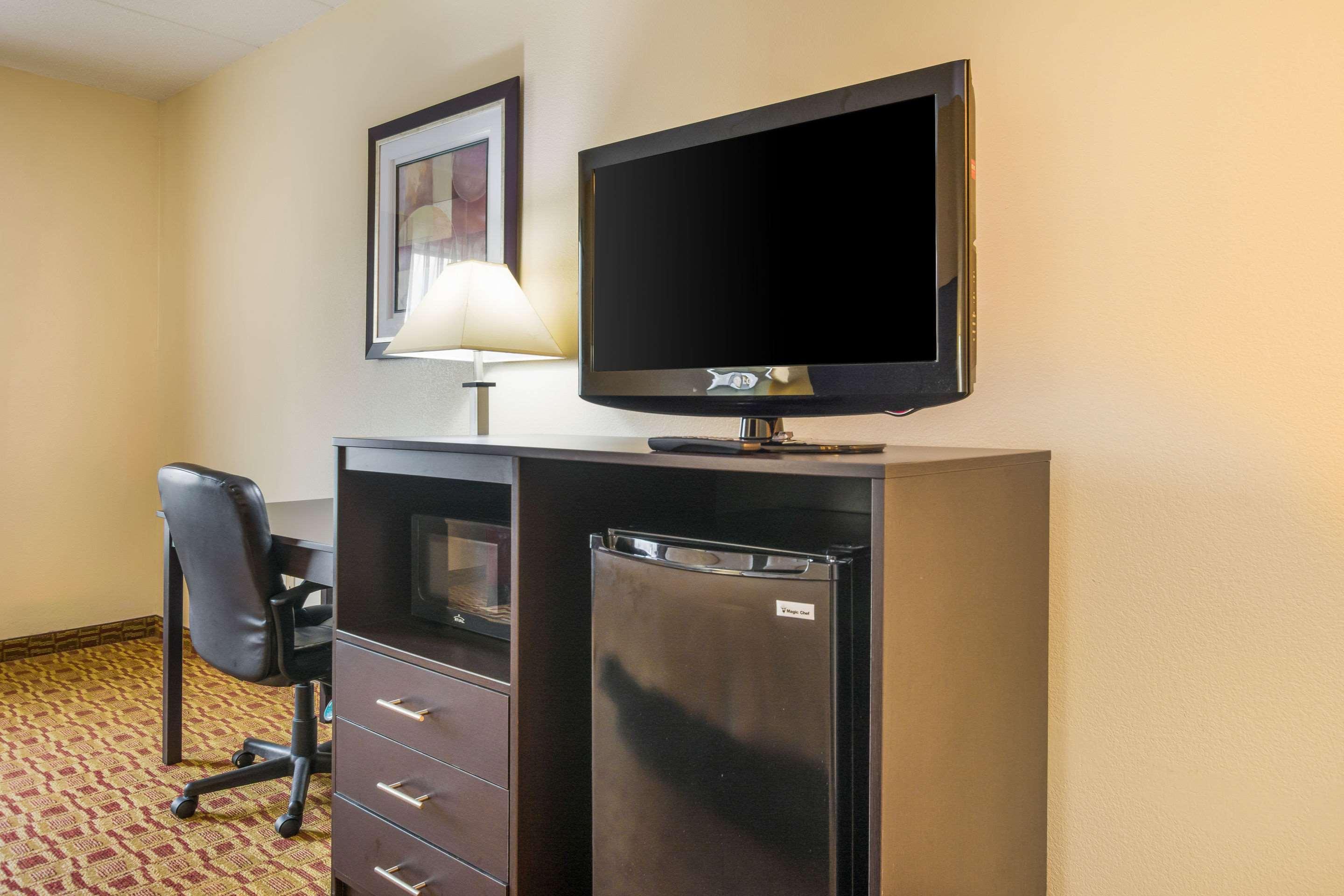 Quality Inn & Suites Sellersburg Bagian luar foto