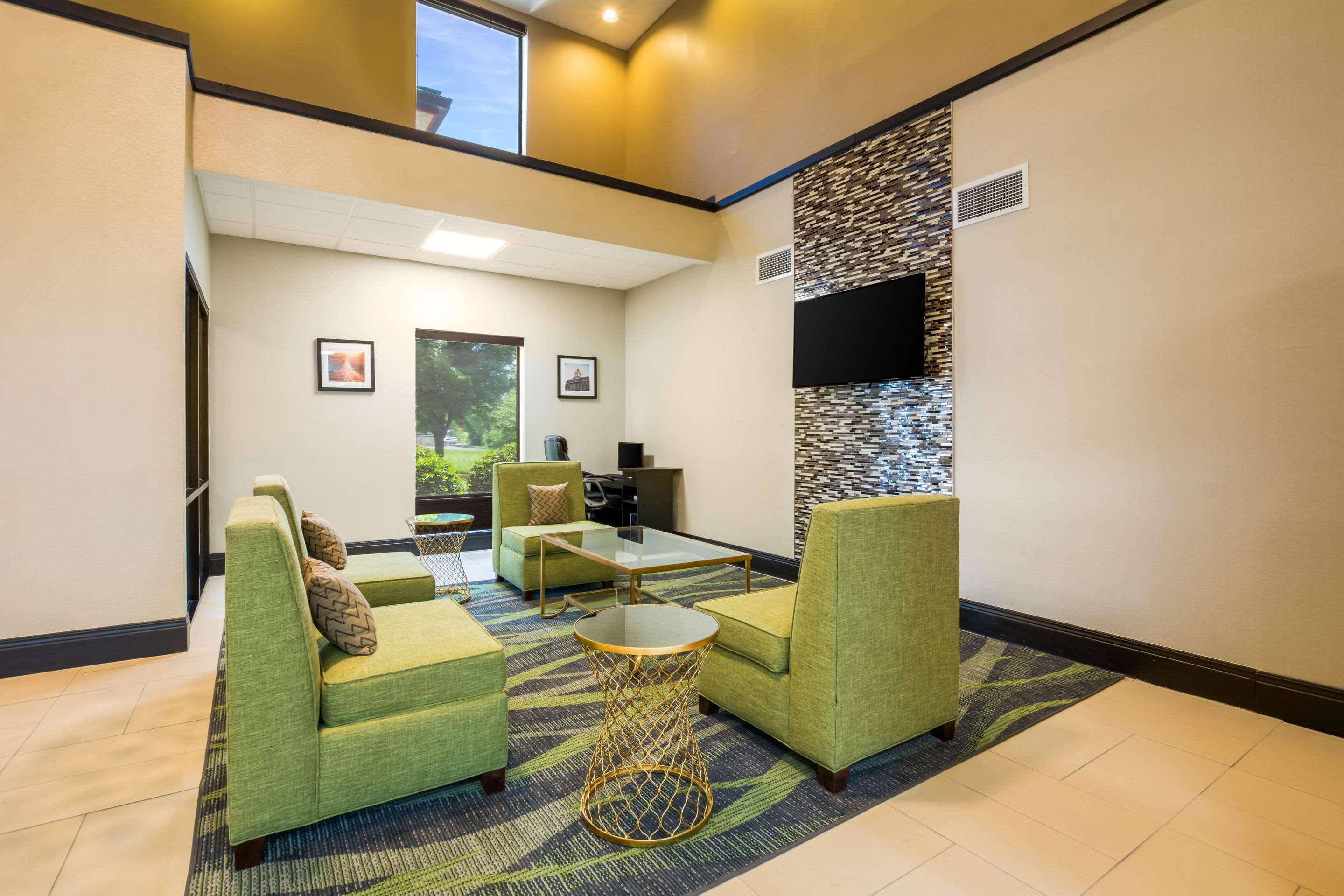 Quality Inn & Suites Sellersburg Bagian luar foto