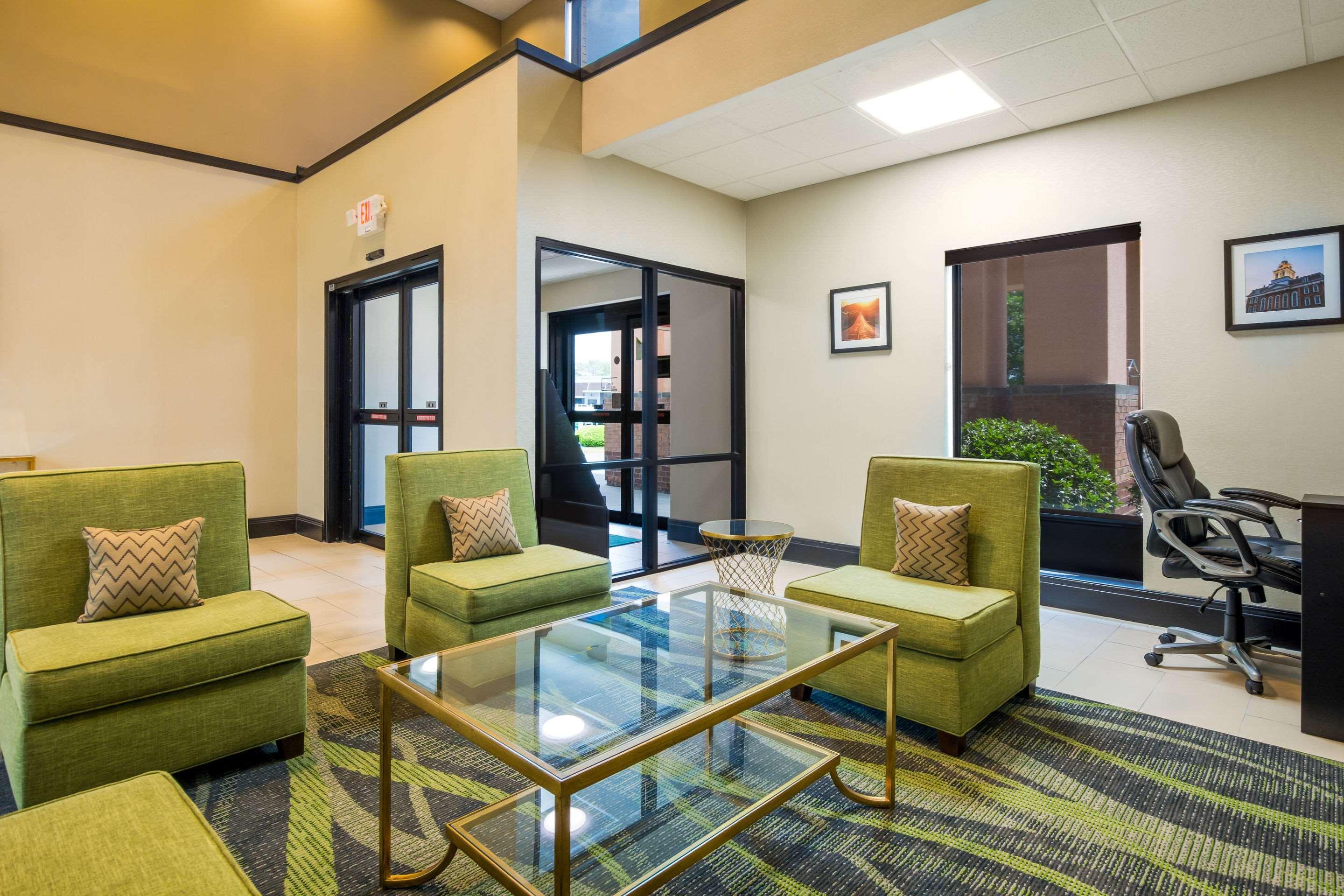 Quality Inn & Suites Sellersburg Bagian luar foto