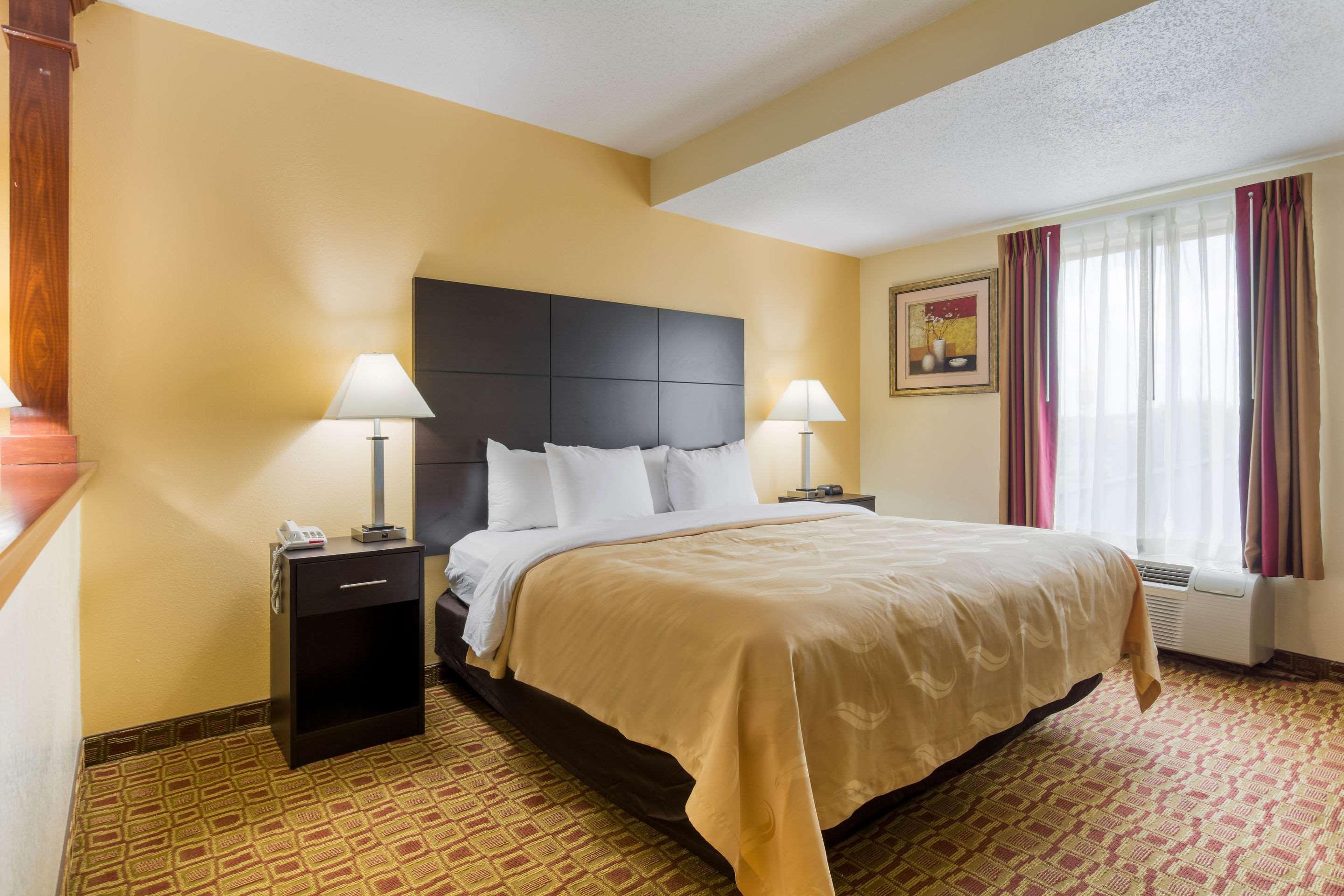 Quality Inn & Suites Sellersburg Bagian luar foto