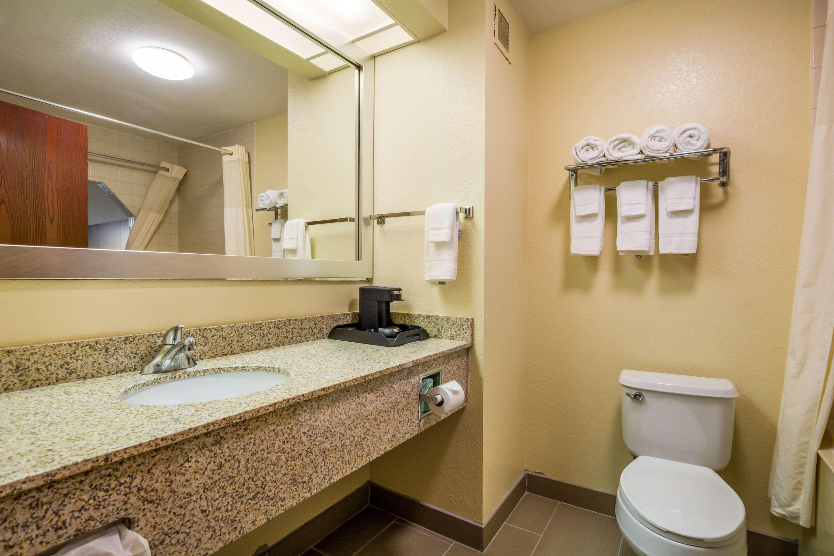 Quality Inn & Suites Sellersburg Bagian luar foto