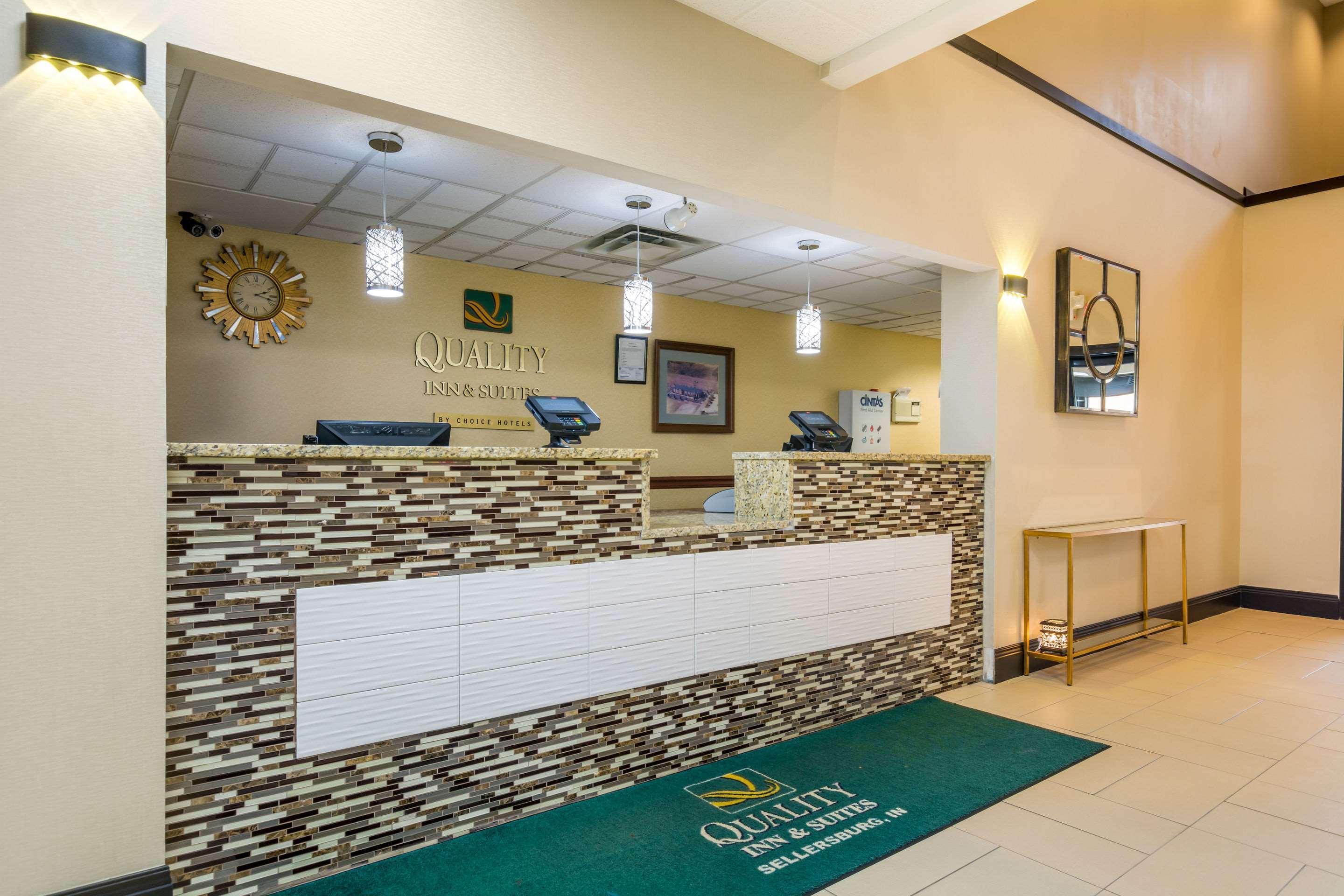 Quality Inn & Suites-Sellersburg Bagian luar foto