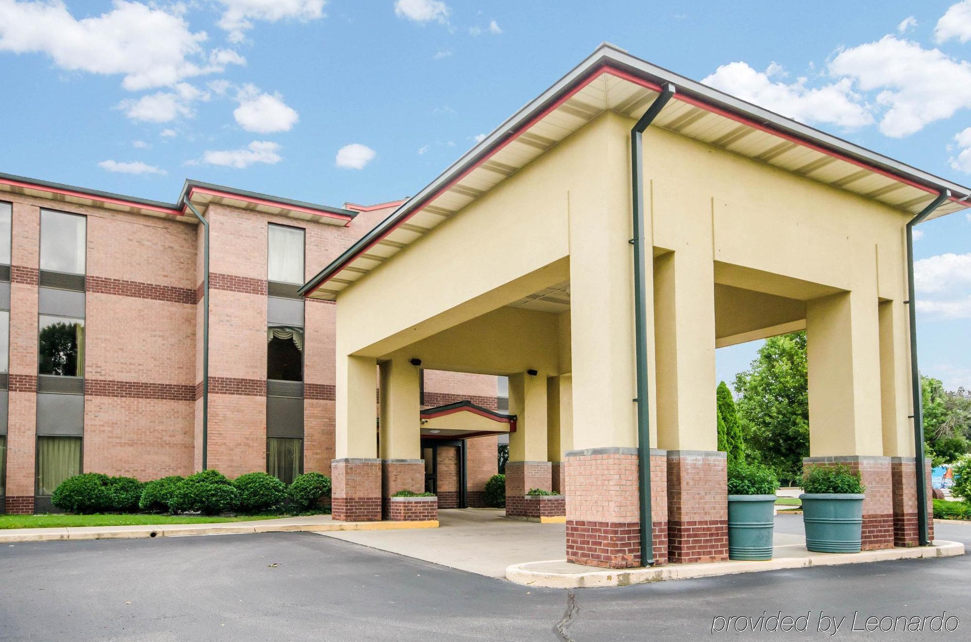 Quality Inn & Suites Sellersburg Bagian luar foto