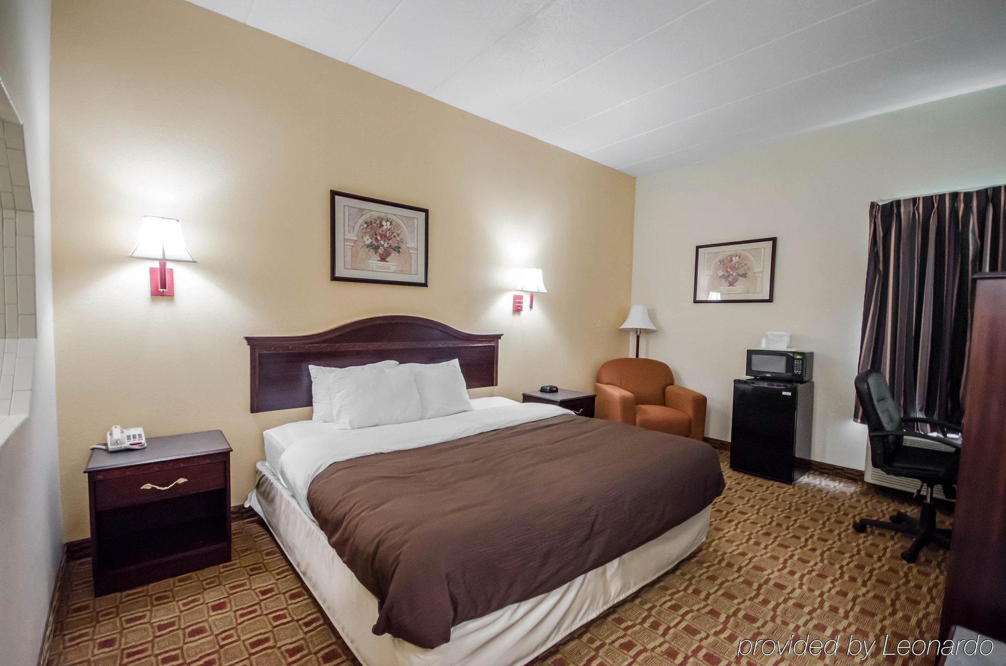 Quality Inn & Suites-Sellersburg Bagian luar foto