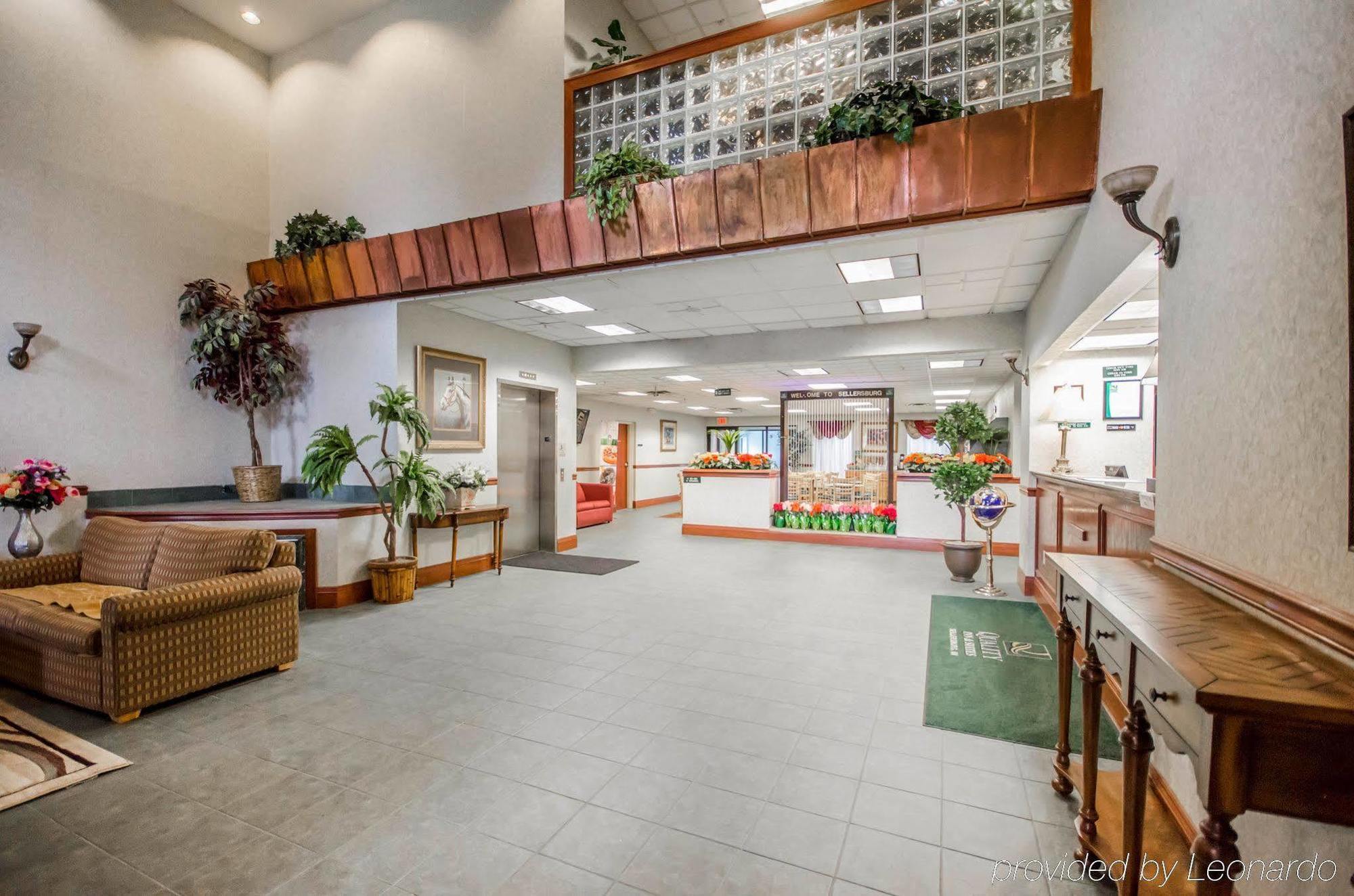 Quality Inn & Suites Sellersburg Bagian luar foto